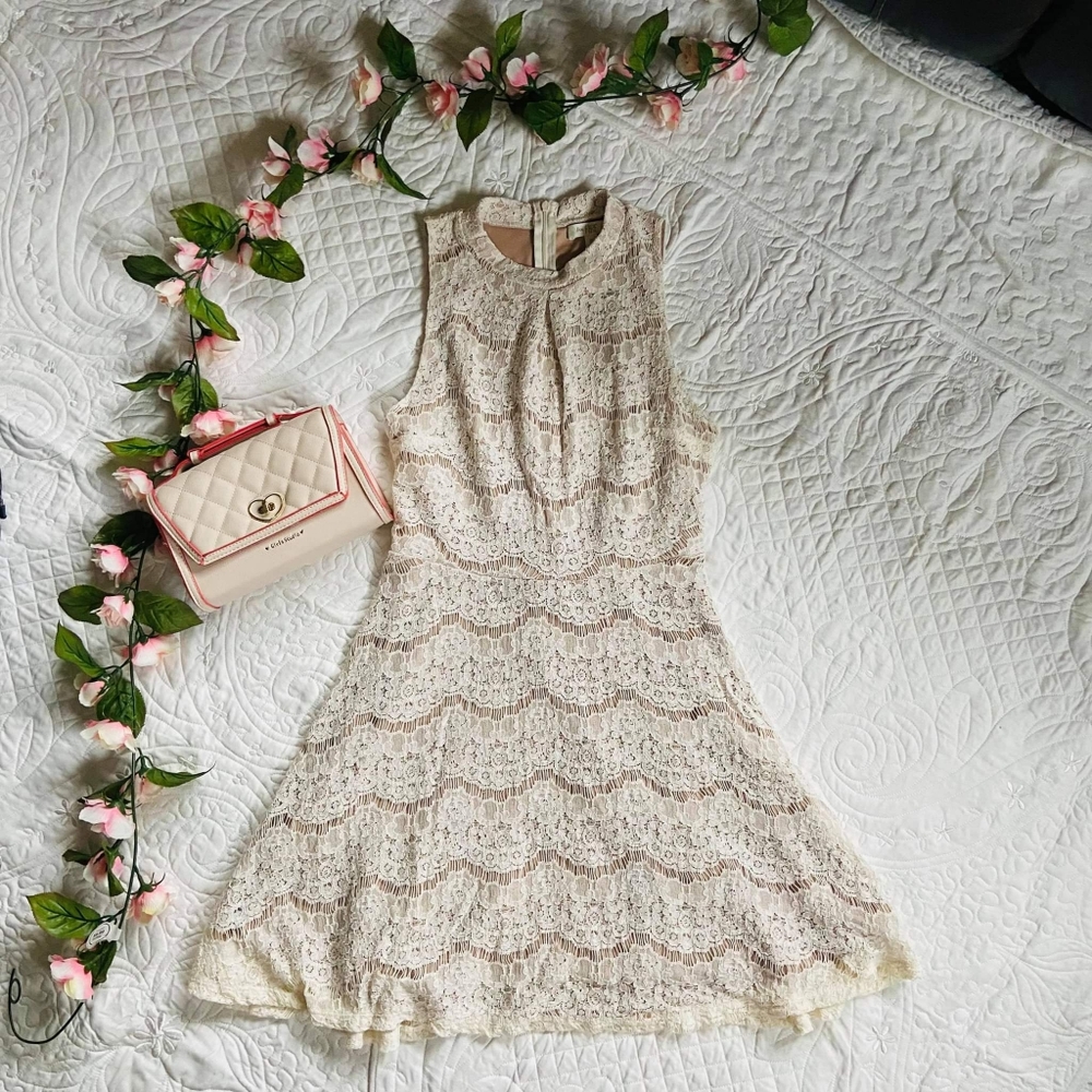 Sleeveless lace dress